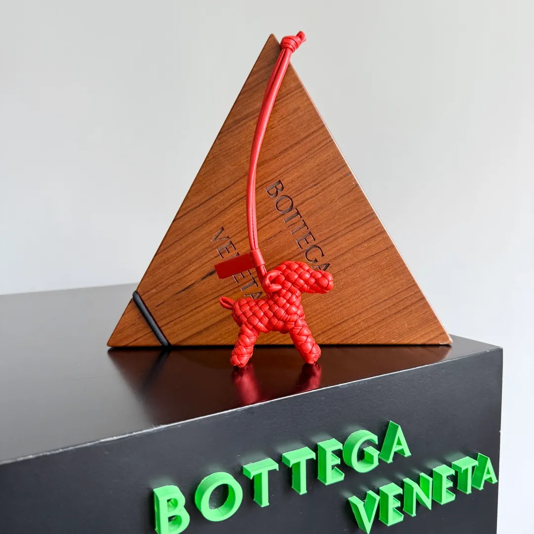 Batch 540 BOTTEGA VENETA2025 new puppy-shaped pendant braided puppy is now online😎The leather braided puppy-shaped pendant can be hung on any handbag, and it is as cute, delicate and colorful as it matches with a bag. Cute and cute, it will touch your heart at any time. It can be hung on bags or keychains. Who can resist such a cute puppy? Style number: 807068